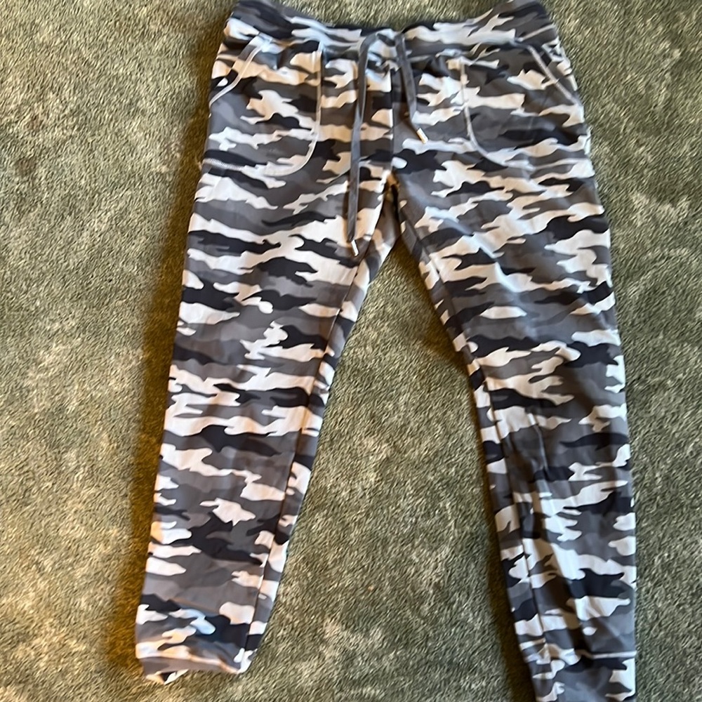 Zyia gray camo jogger